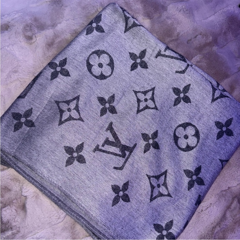 LV scarf